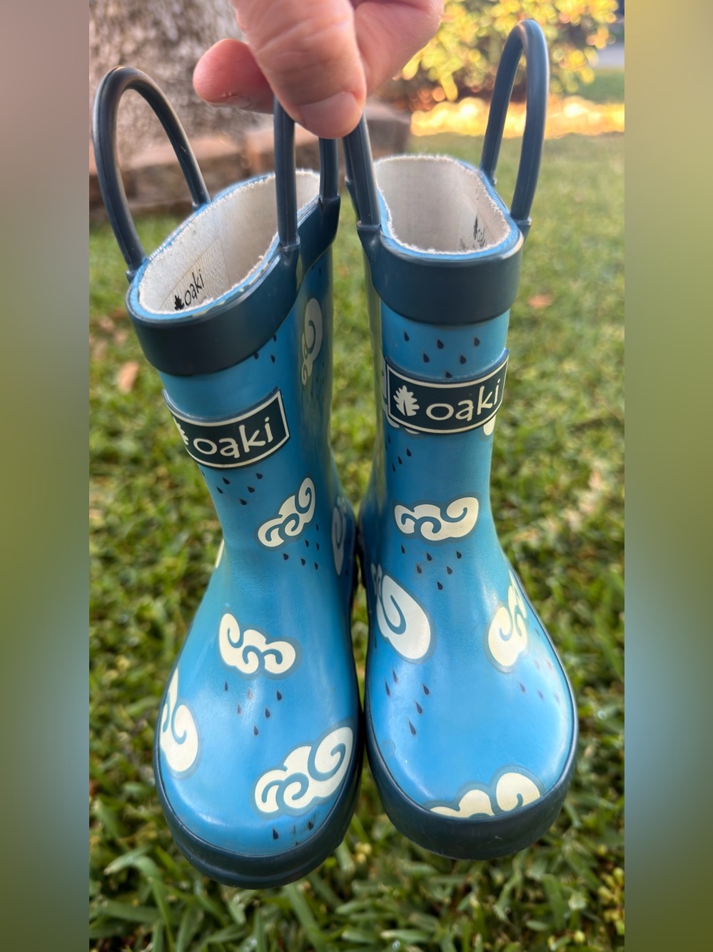 Oaki kids' rain boots in blue with a cloud pattern and convenient loop handles